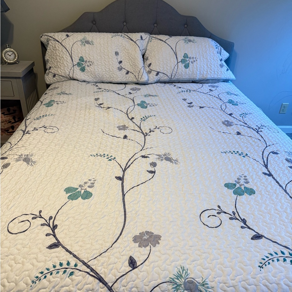 Elegant Floral Quilt Set - White and Gray